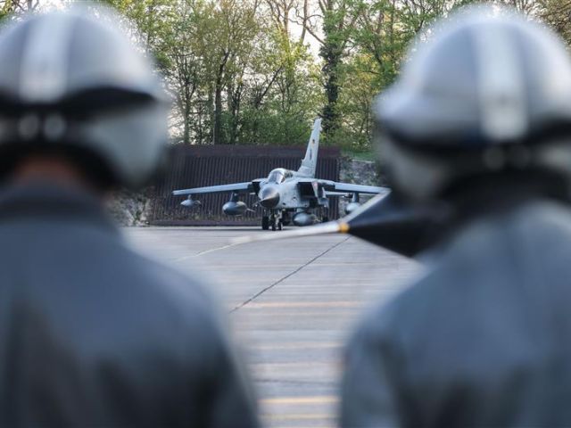 Ein Tornado startet auf dem Fliegerhorst Nörvenich.  