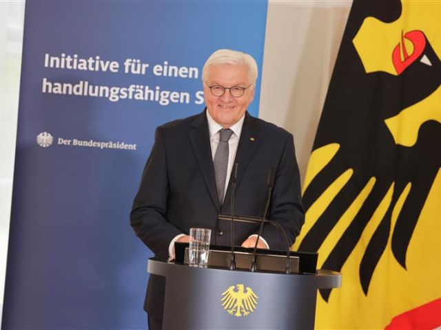 Bundespräsident Frank-Walter Steinmeier spricht am Rednerpult 