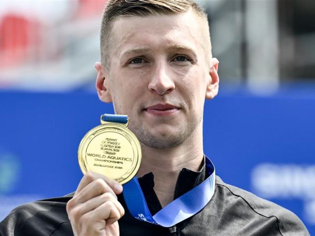 Schwimm-Triumphator Wellbrock gewinnt mit der Freiwasser-Staffel seinen vierten Titel im Freiwasser-Schwimmen. 