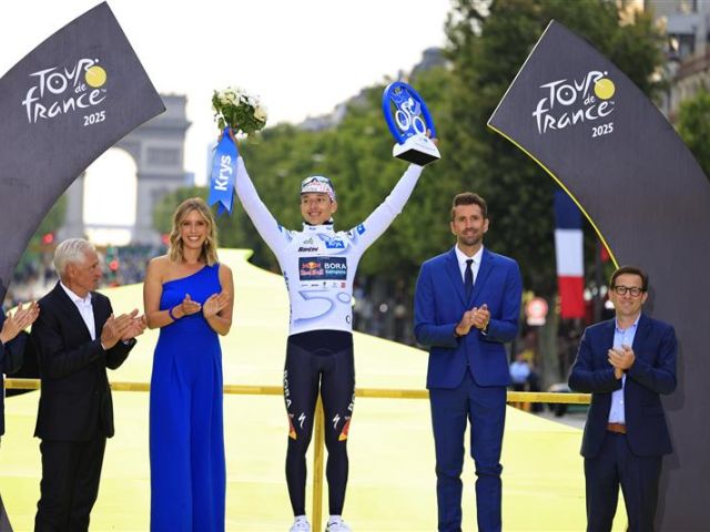 Die Sieger der Tour de France stehen auf dem Podium. 