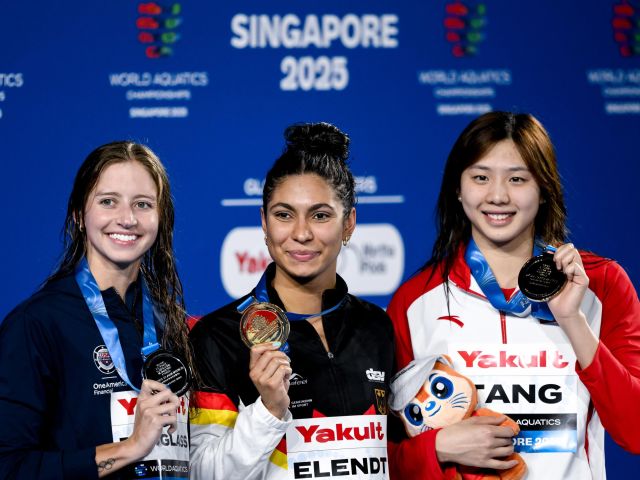 Anna Elendt, Kste Douglass und Qianting Tang bei der Medaillenverleihung.  