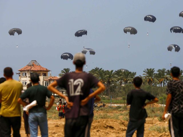 Airdrops sollen dringende Hilfe kurzfristig bereitstellen.