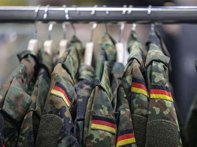 Bundeswehrjacken hängen an einem Kleiderständer. 