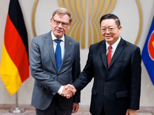 ASEAN-Generalsekretär Kao Kim Hourn (r.), Deutschlands Außenminister Johann Wadephul 