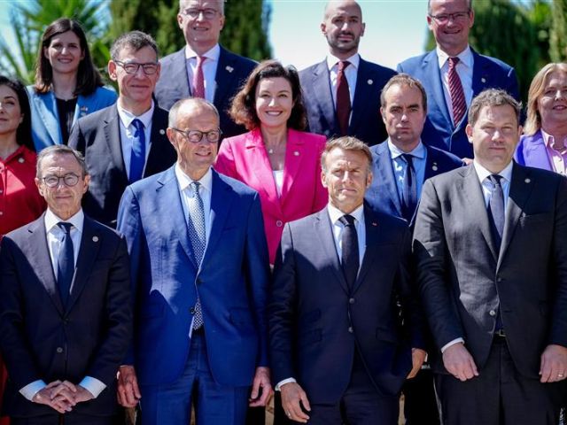 Kanzler Merz und Präsident Macron mit Kabinettsmitgliedern 
