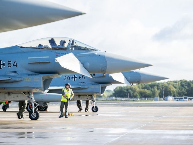 Kampfjets der Bundeswehr auf einem Flufgfeld.