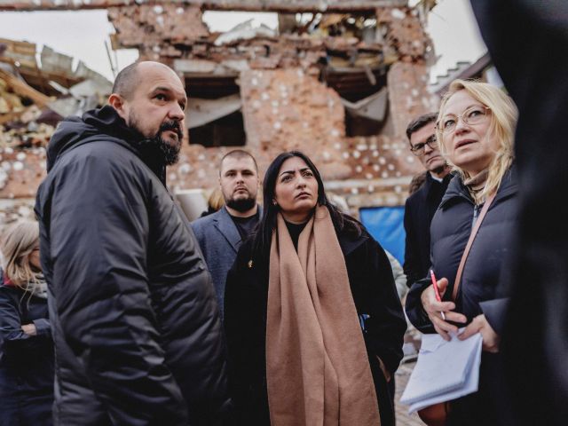 Reem Alabali Radovan beim Besuch eines zerstörten Wohnviertels in der Region Kyjiw 