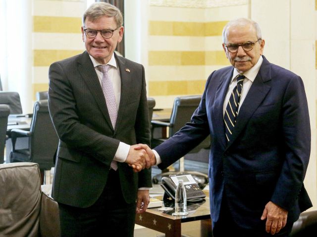 Der libanesische Ministerpräsident Nawaf Salam begrüßt den deutschen Außenminister Johann Wadephul in Beirut.