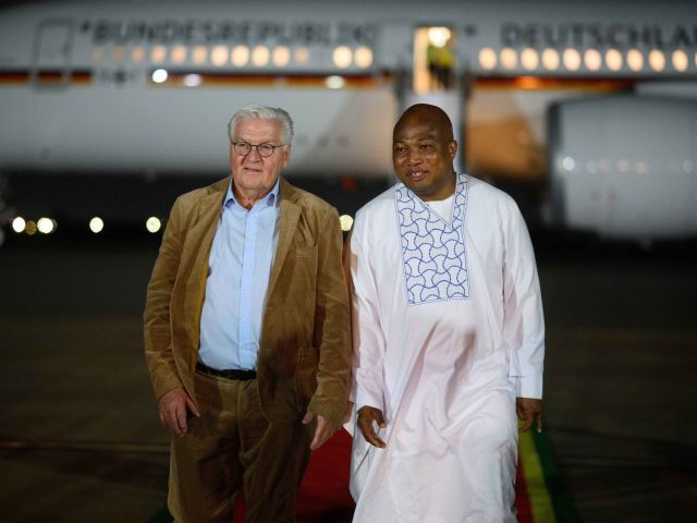 Ankunft in Ghana: Bundespräsident Frank-Walter Steinmeier mit dem ghanaischen Außenminister Samuel Okudzeto Ablakwa (r.)