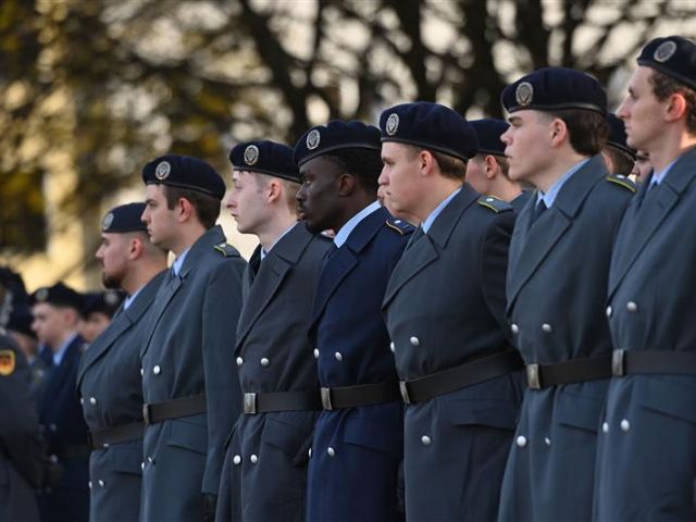 Soldaten bei der Feier zum 70-jährigen Bestehen der Bundeswehr 