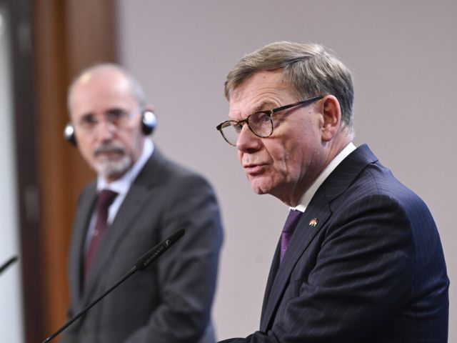 Außenminister Johann Wadephul (vorn) und der jordanische Außenminister Aiman al-Safadi 