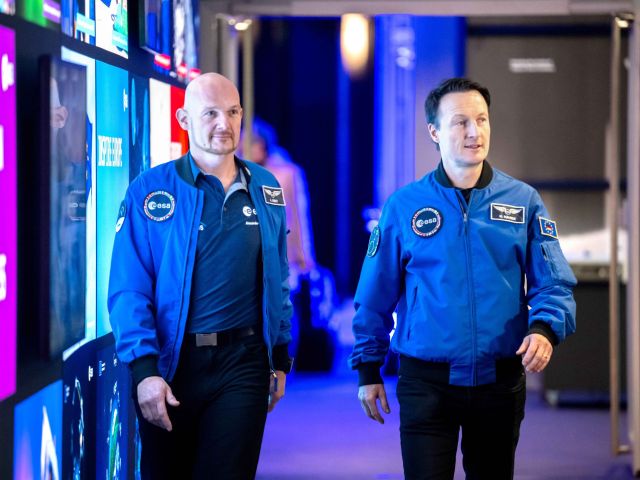Die Astronauten Alexander Gerst (l) und Matthias Maurer bei der Esa-Ministerratstagung. 