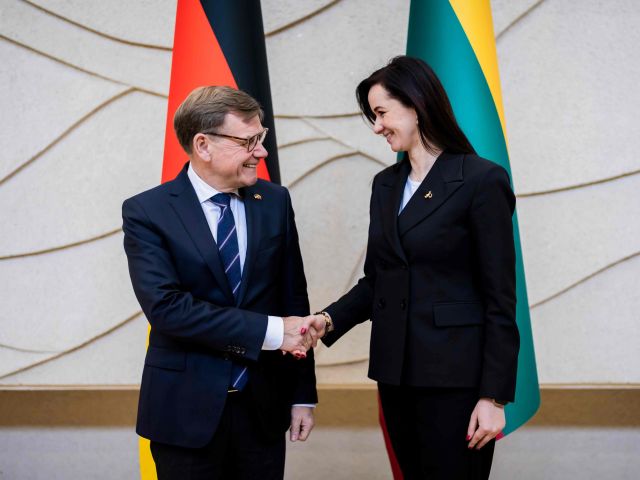 Johann Wadephul wird von Inga Ruginienė in Litauen empfangen.