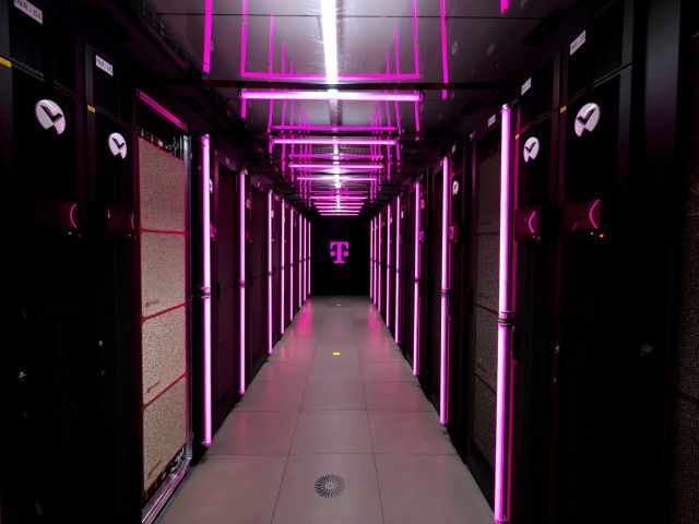 Die Deutsche Telekom nimmt in München eine der größten KI-Fabriken Europas in Betrieb.