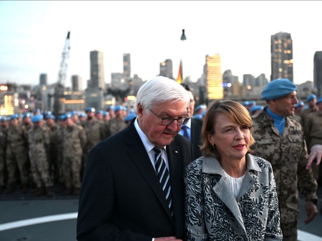 Bundespräsident Frank-Walter Steinmeier und Elke Büdenbender an Bord der Fregatte „Sachsen-Anhalt“ im Hafen von Beirut.