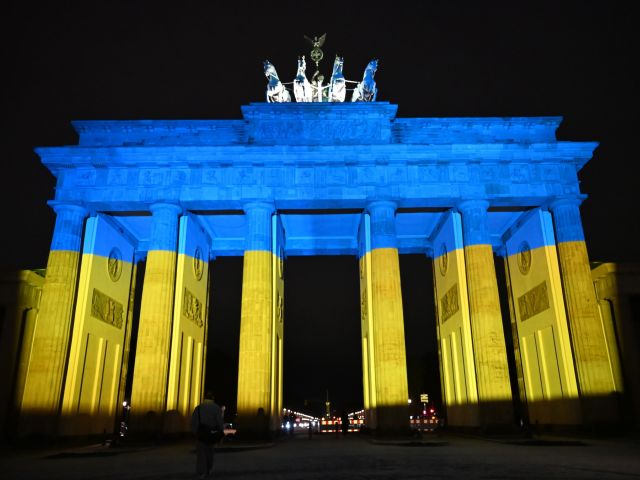Das Brandenburger Tor wird zum vierten Jahrestag des Kriegsbeginns in den Farben der Flagge der Ukraine angestrahlt