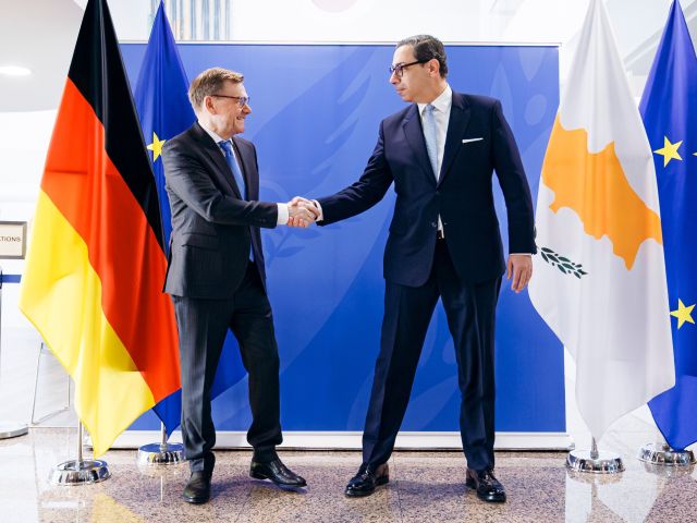 Bundesaussenminister Johann Wadephul beim Handschlag mit Constantinos Kombos, Minister für Auswärtige Angelegenheiten der Republik Zypern 