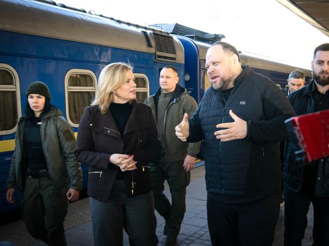 Julia Klöckner wird von Ruslan Stefantschuk in Kyjiw empfangen.