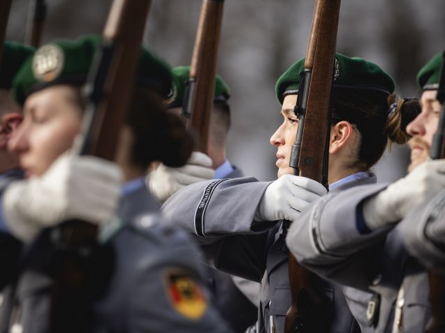 Bundeswehrangehörige bei einem Empfang im Bundesministerium der Verteidigung in Berlin.