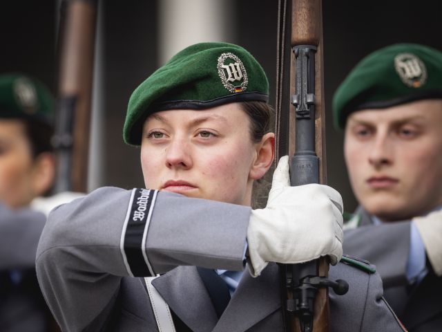 Bundeswehrangehörige bei einem Empfang im Bundesministerium der Verteidigung in Berlin.