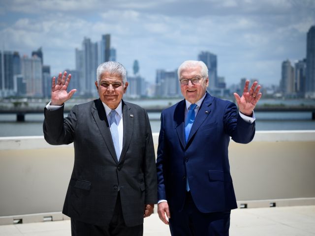 Bundespräsident Frank-Walter Steinmeier (r) und José Raul Mulino Quintero, Präsident von Panama 