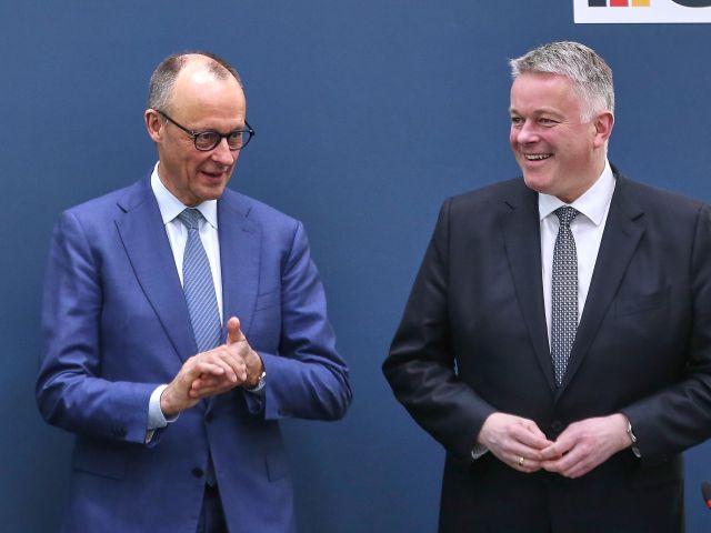 Bundeskanzler Friedrich Merz (l.) gratuliert Parteifreund und CDU-Spitzenkandidat Gordon Schnieder zum Wahlsieg in Rheinland-Pfalz.