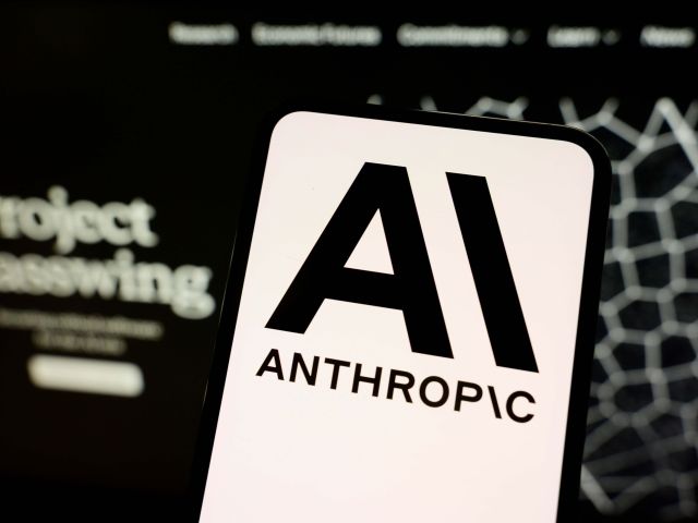 Auf einem Smartphone ist das Anthropic-Logo zu sehen, im Hintergrund die Webseite von Project Glasswing 