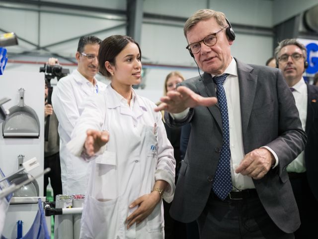 Johann Wadephul beim Besuch eines marokkanischen Automobilzulieferers