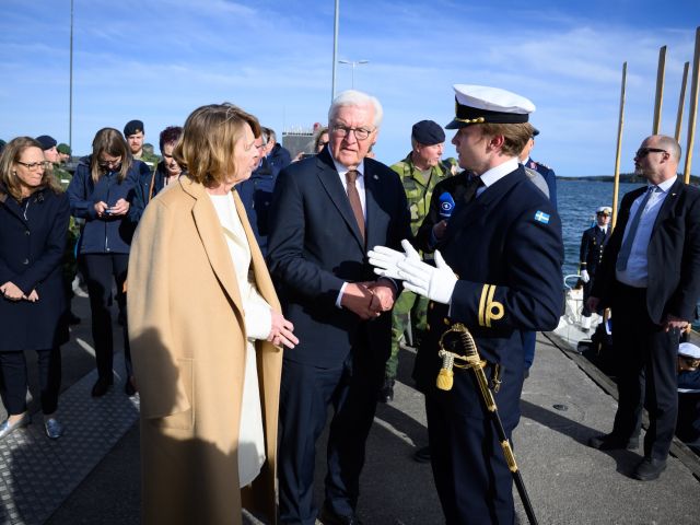 Bundespräsident Steinmeier und seine Frau Elke Büdenbender beim Besuch des Marinestützpunkts Berga in Schweden.