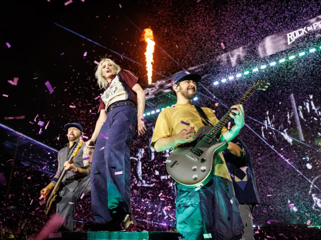 Sängerin, Guitarrist und Bassist der Band Linkin Park auf der Bühne des Open-Air-Festivals Rock im Park 2026