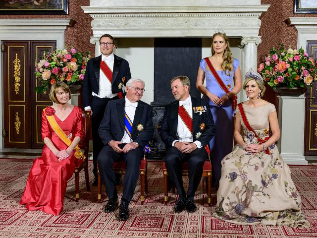Bundespräsident Steinmeier (3.v.l.) und seine Frau Elke Büdenbender (1.v.l.) beim Staatsbesuch in den Niederlanden