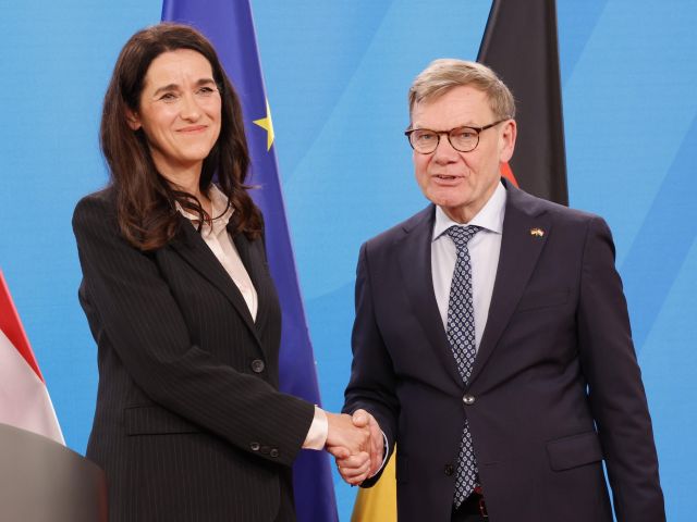 Ungarns Außenministerin Anita Orbán und Bundesaußenminister Johann Wadephul