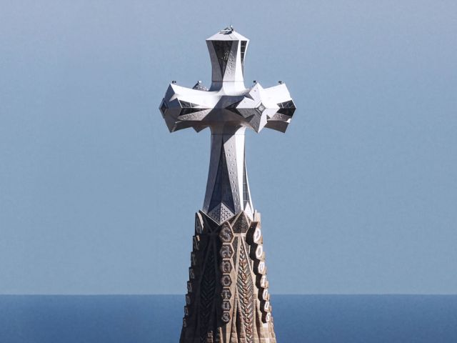 Turmspitze mit Kreuz vor  blauem Himmel