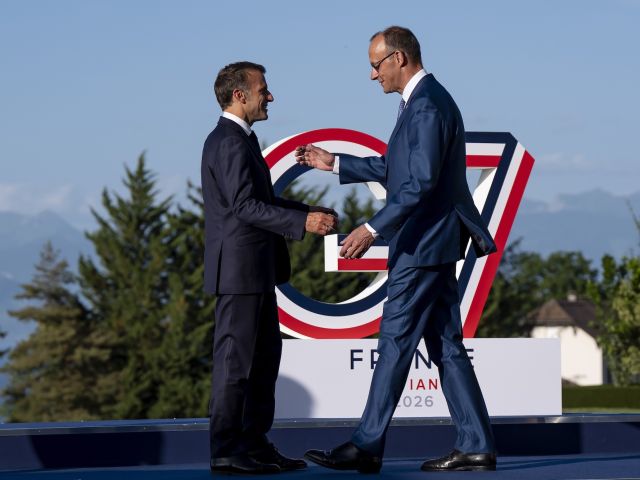 Frankreichs Präsident Emmanuel Macron begrüßt Bundeskanzler Friedrich Merz vor dem offiziellen Arbeitsdinner des G7-Gipfels in Évian-les-Bains.