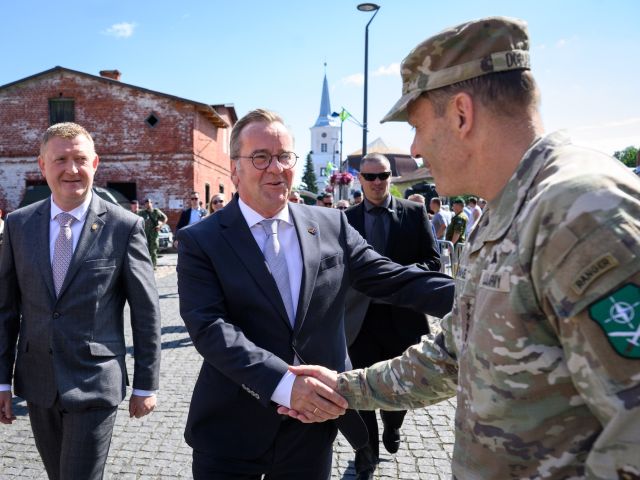Verteidigungsminister Boris Pistorius bei der Übergabe an das 1. Deutsch-Niederländisches Korps in Estland.