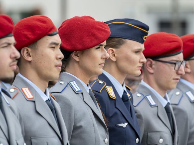 Soldaten und Soldatinnen stehen in einer Reihe.