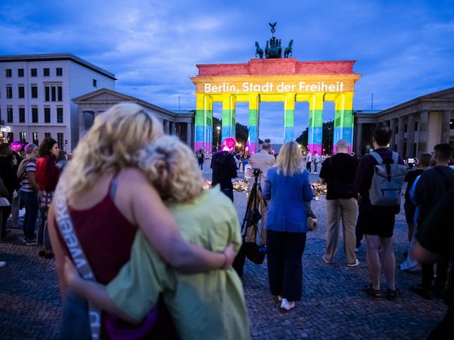 Das Brandenburger Tor leuchtet nach dem Anschlag auf den Berliner CSD in Regenbogenfarben. 