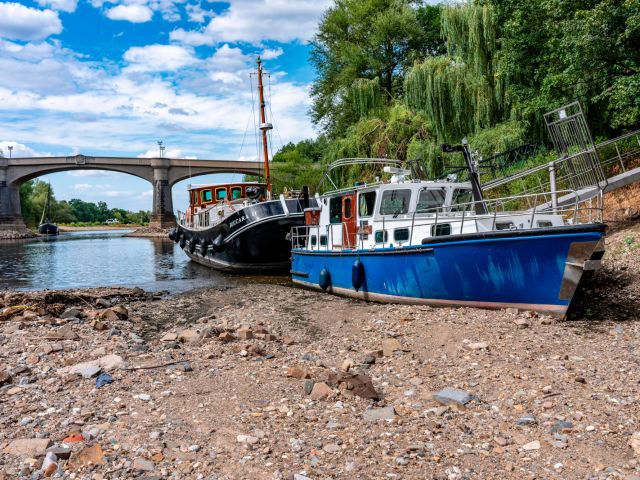 Boote auf trockenem Grund des Rheins