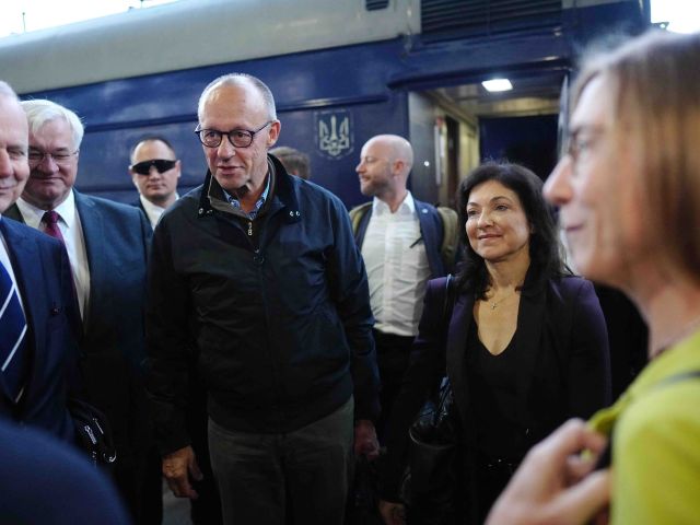 Bundeskanzler Friedrich Merz kommt am frühen Morgen auf dem Hauptbahnhof in Kiew an. 