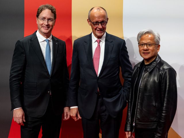 Mercedes-Benz-Chef Ola Källenius, Bundeskanzler Friedrich Merz und Nvidia-Chef Jensen Huang beim Investitionsgipfel in Berlin