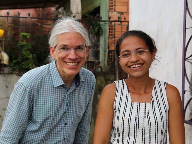 Martin Aufmuth mit einer Patientin in Brasilien 