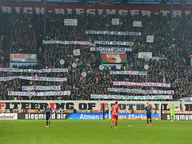 Fans protestieren bei einem Bundesligaspiel in Dortmund.