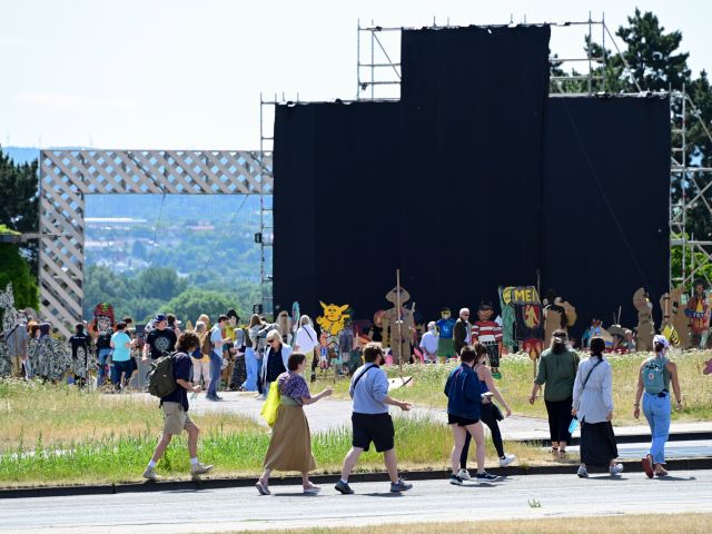 Besucher vor dem Fridericianum