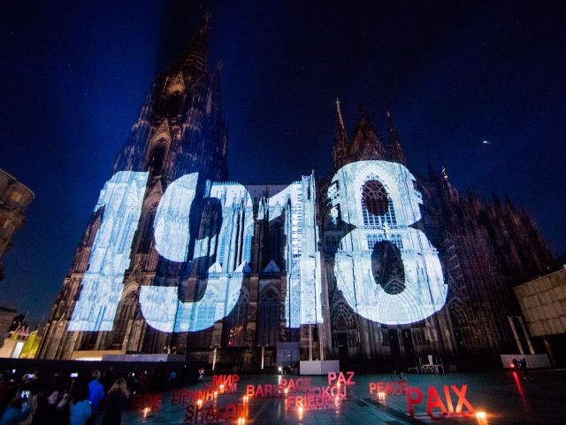 Eine Projektion am Kölner Dom erinnert an das Ende des Ersten Weltkriegs vor 100 Jahren.