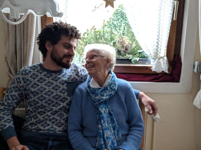 Ali versteht sich gut mit Hilde, der Oma seiner Freundin.