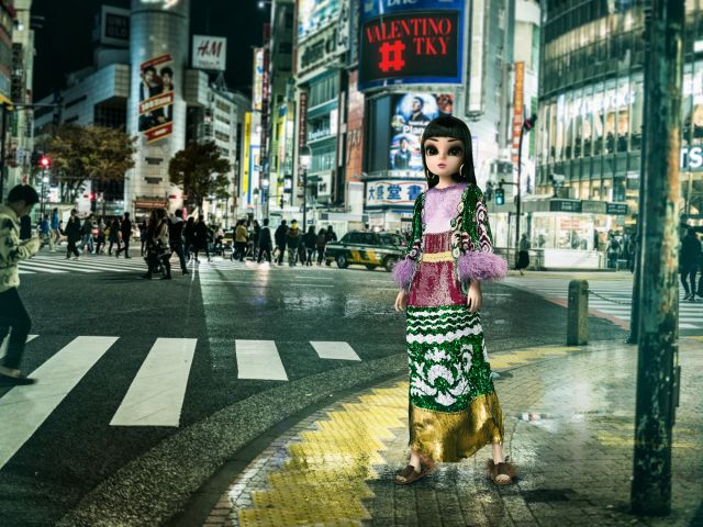 Noonoouri in einem Kleid von Valentino in Tokio.