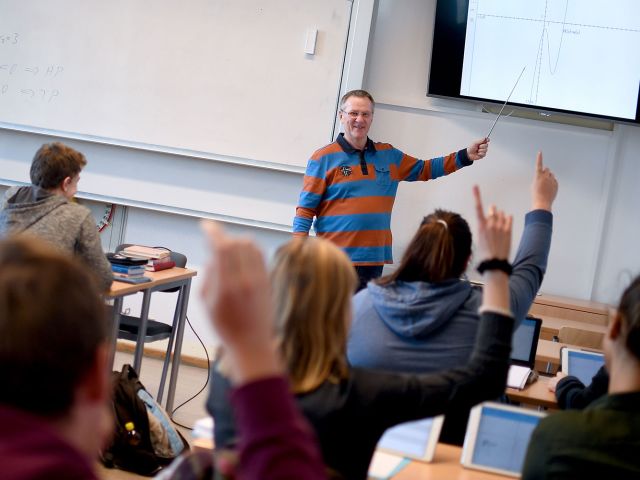 Schüler melden sich in Klasse