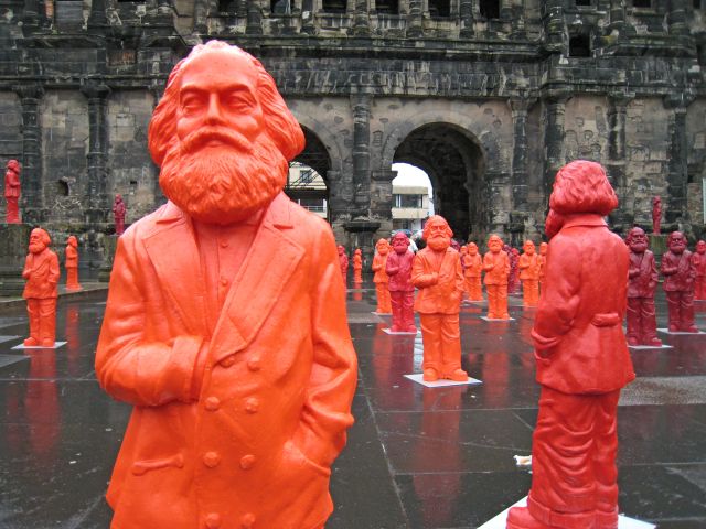 Karl-Marx-Figuren aus Kunststoff vor der Porta Nigra in Trier