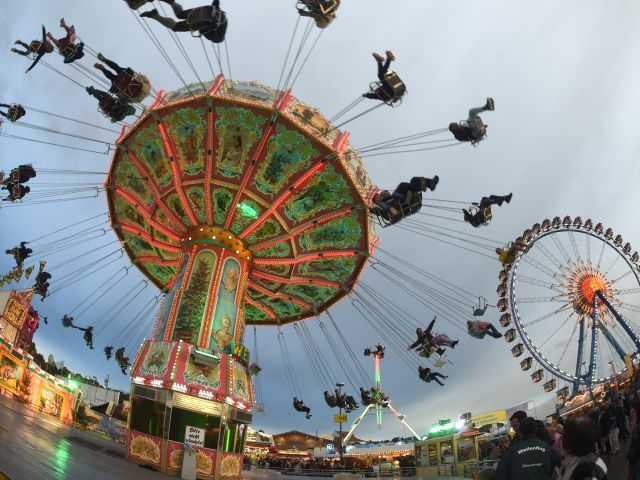 Volksfeste: Karussell auf dem Oktoberfest in München. 