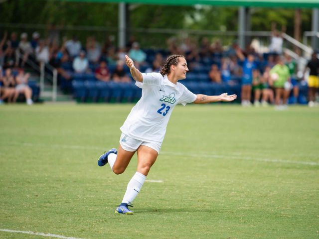 Katharina Oelschläger spielt im Mittelfeld ihrer US-Mannschaft.